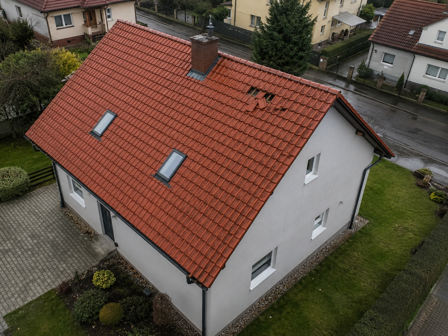 Lokalizace narušené krytiny v pravé horní části střešní roviny.